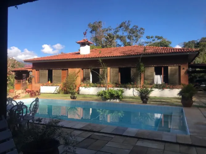 Itaipava (Fácil acesso a BR040) - Casa com 4 quartos (3 suítes) , piscina !