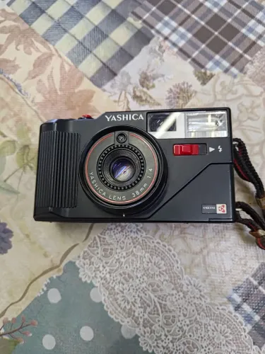 máquina fotográfica YASHICA
