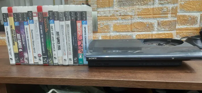 PlayStation 3 super slim + 16 jogos (liga e desliga)