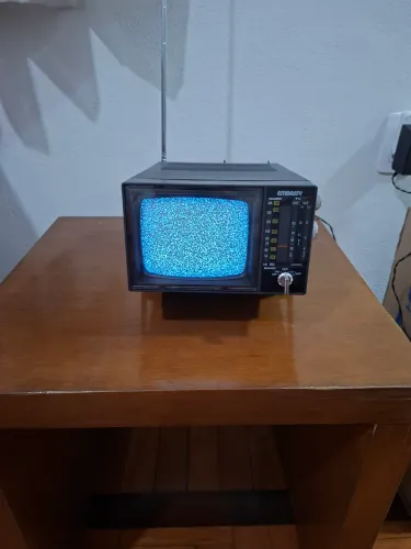 TV Portátil 5 Polegadas Preto e Branco com Rádio AM/ FM Embassy TR-83 - Funcionando