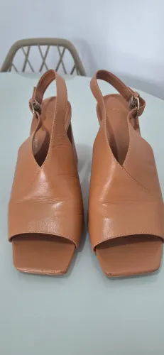 Sandália Arezzo Corte V Salto Grosso Couro Caramelo tam.36