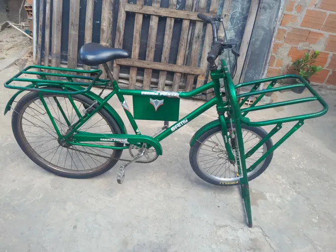 Bicicleta cargueira conservada