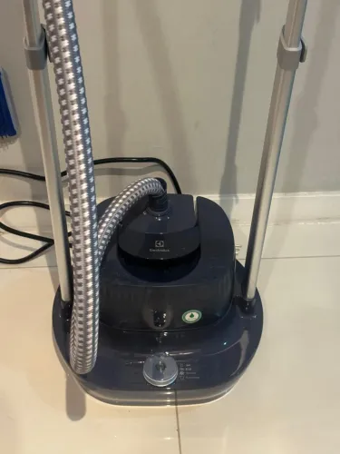 Vaporizador/Higienizador de Roupas Electrolux Expert (EGS20) Estado de Novo