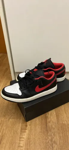 Tênis Nike Air Jordan 1 Low - Preto, Vermelho e Branco
