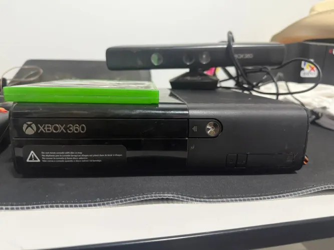 Xbox 360 4gb Bloqueado + Kinect e 2 controles , +4jogos