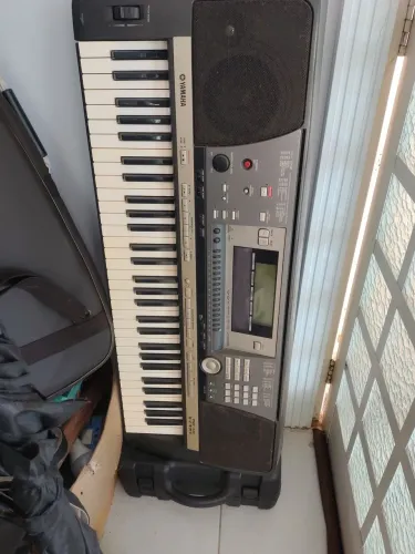 Vendo teclado PSR 640 - teclado funciona as teclas, display, porém o som só sai nos fones