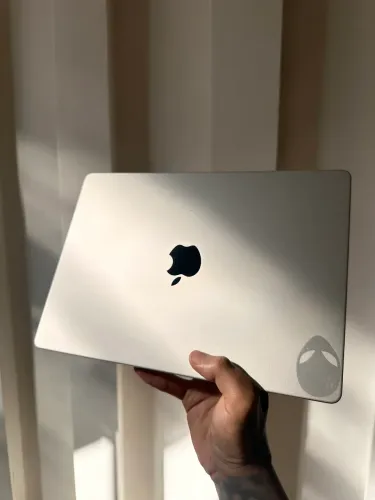 MacBook m4 Pro 24GB / 1TB de armazenamento / 14 Polegadas Oled