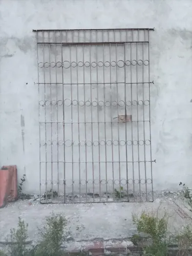 Grade porta da frente com abertura no meio fechadura em aço. Toda no ferro maciço aço