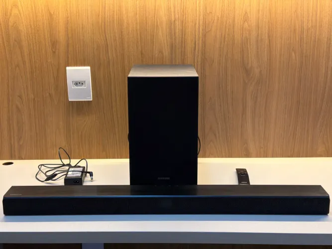 Soundbar+Subwoofer sem fio samsung HW-T555 em perfeito estado