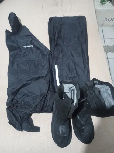 Capa de chuva para motociclistas semi nova completa com calça blusa e bota 