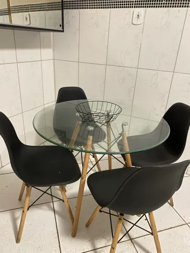 Mesa com 4 cadeiras