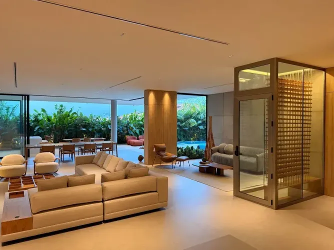 Sobrado para venda tem 715 m2 com 5 suítes em Condominio Zona Sul de Uberlandia - MG
