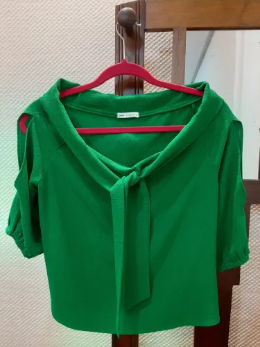 Blusa de chiffon verde marca Rubicon. Tamanho M.