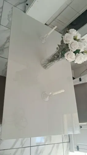 Mesa de jantar retangular com 1,20, de MDF laqueado e vidro, pés em MDF amadeirado.