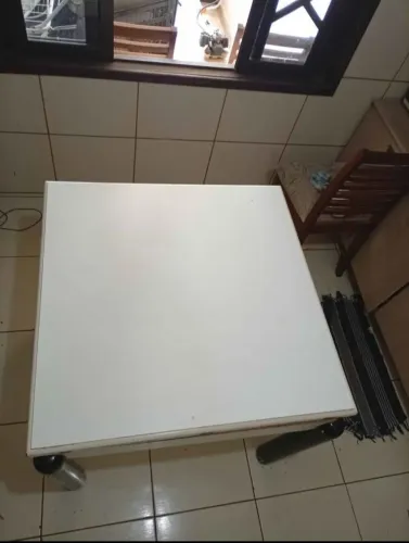 Mesa de madeira 2 em 1 sem cadeira ela é de 4 pessoas até 6 pessoas