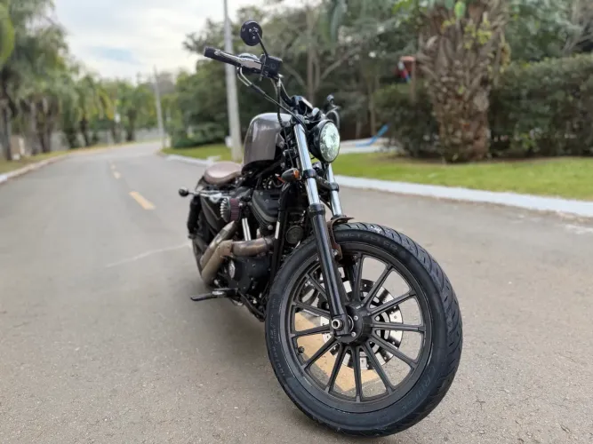 Harley Iron 883 customizada