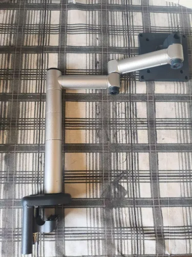 Braço articulável em aço para monitor.