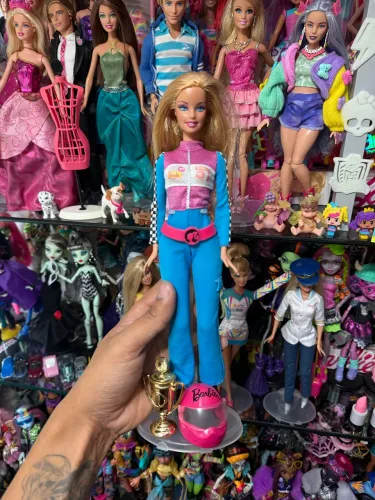 Boneca barbie quero ser Pilota de corrida