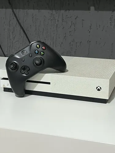 Vende-se Xbox One S