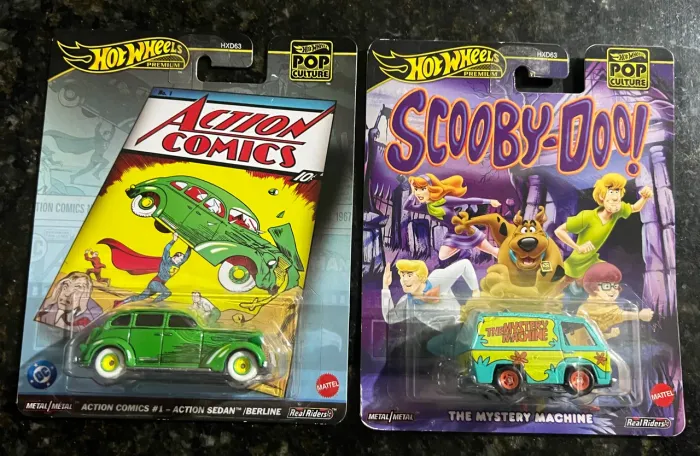 Hot Wheels Premium Pop Culture - Mystery Machine + Action Comics | Lacrados
