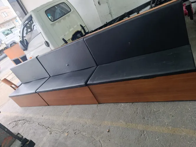 Sofá Bouth 1,40x64x47 usados estofados temos 10 unidades disponíveis