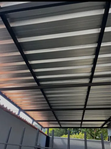 Coberturas metálicas com telhado de sanduíche 