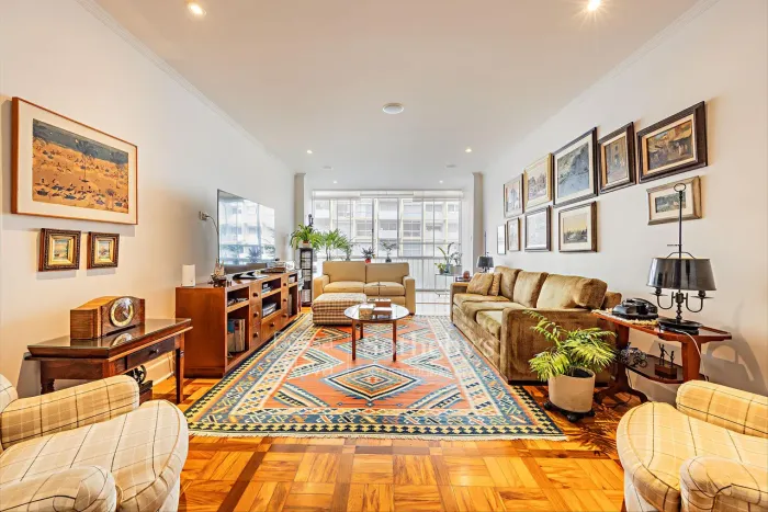 Apartamento com planta funcional, janelões e atmosfera luminosa em rua tranquila de Higien