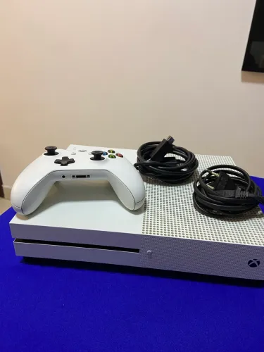Xbox One S 1tb com controle e cabos