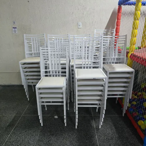 Cadeiras de ferro quadrada com estofados em corino branco