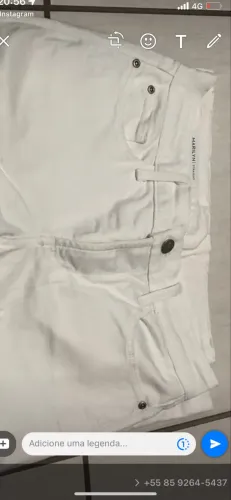 Calça branca de marca importada.