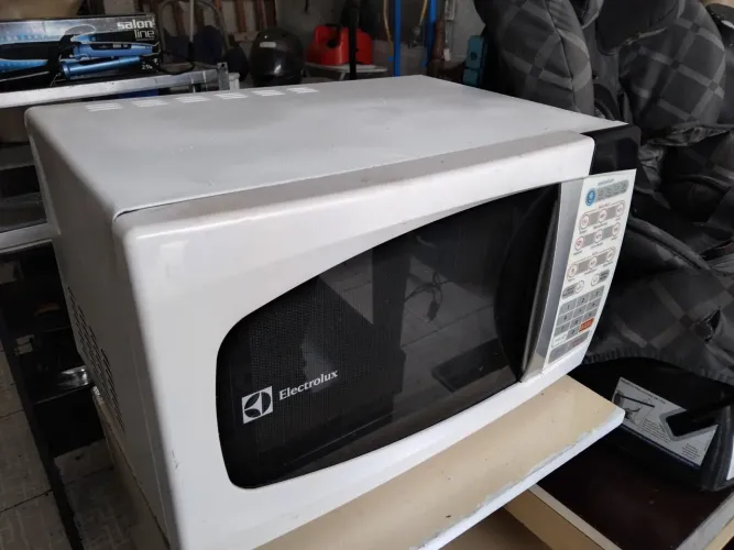 Micro-ondas Electrolux 20 litros.