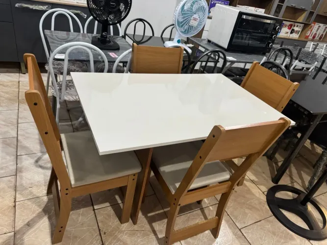 MESA RETANGULAR COM 4 CADEIRAS 