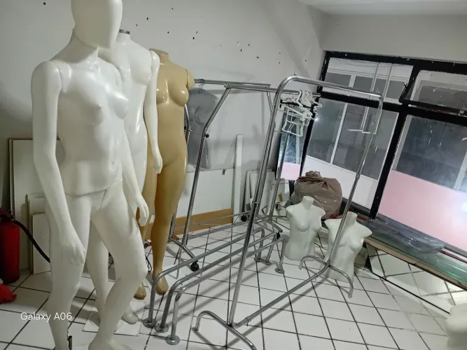 Maniquins busto e araras