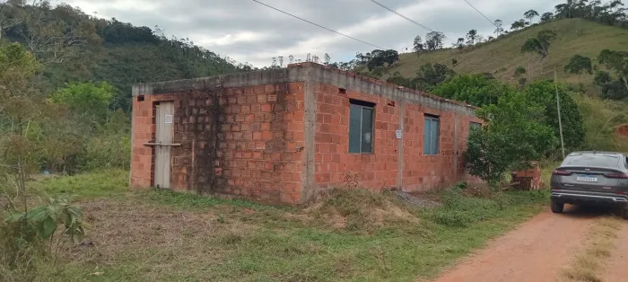 Vendo granja em construção no bairro Valadares em Juiz de fora.