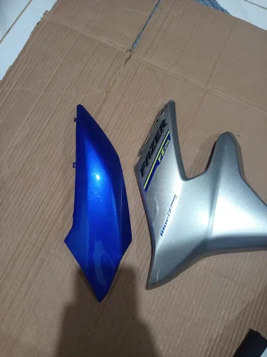 Duas peças de carenagem Fz 250 lado esquerdo 