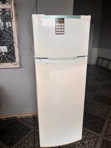 Geladeira funcionando, gelando bem!