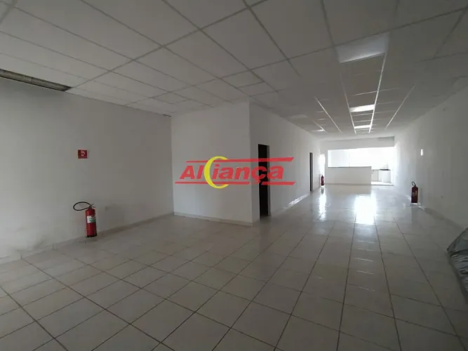 Apartamento com 1 Quarto(s) e 1 banheiro(s) para Alugar, 207 m² por R$ 2800 / Mês