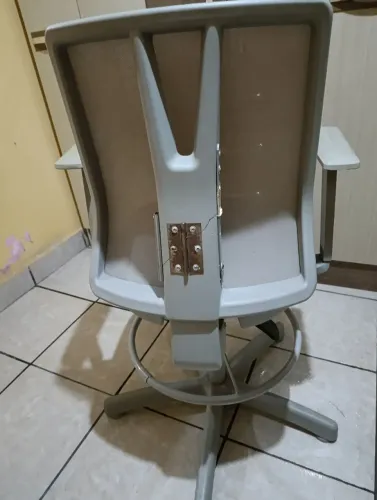 Cadeira para escritório usada mas em bom estado.