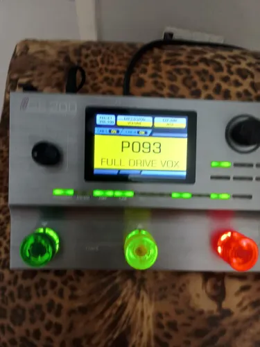 Pedaleira Moeer GE 200para guitarra e violão