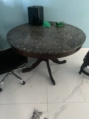Mesa de granito com base de madeira
