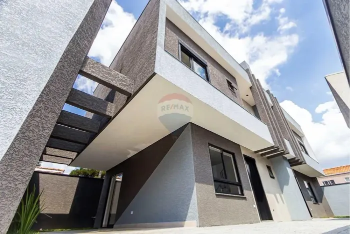 Sobrado triplex 3 quartos com Terraço. Bairro Uberaba, Curitiba. Paraná
