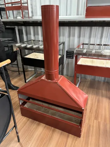 Churrasqueira coifada revestida com refratários