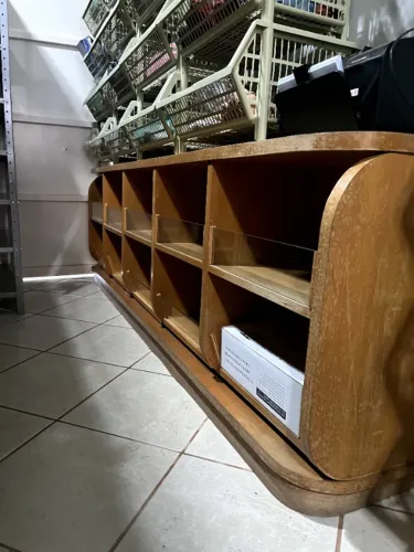 Expositor/Balcão de Madeira Reforçada para Comércio