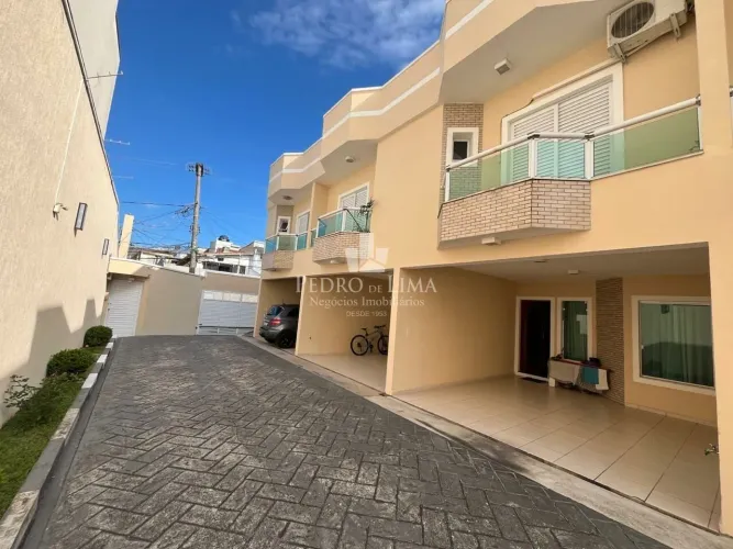Sobrado em condomínio de 3 quartos, 1 suíte, 2 vagas, 180 m² - Chácara Mafalda