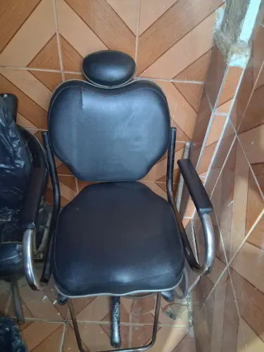 Cadeira de Barbeiro / Cabeleireiro Preta  com Apoio de Cabeça - R$ 400