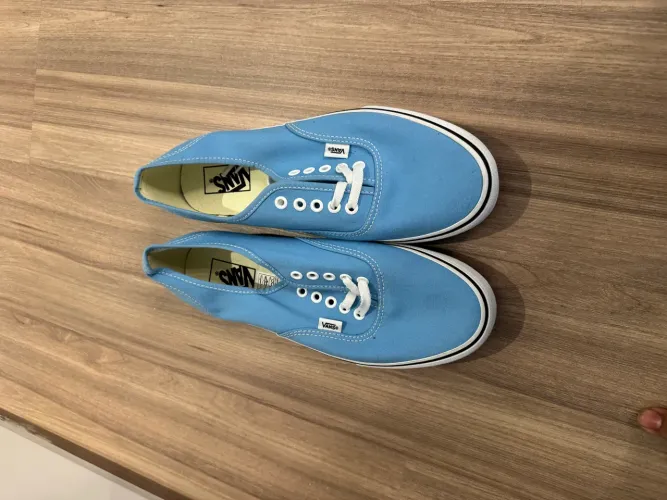 tênis Vans Authentic na cor Color Theory Heritage Blue
