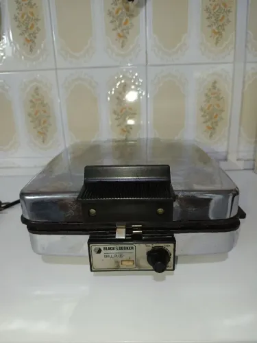 Sanduicheira grill Black & Decker Grill Plus com acabamento cromado.