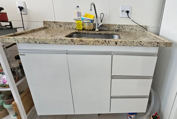 Pia e gabinete de cozinha 