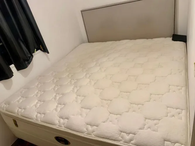 Cama de casal tamanho King à venda
