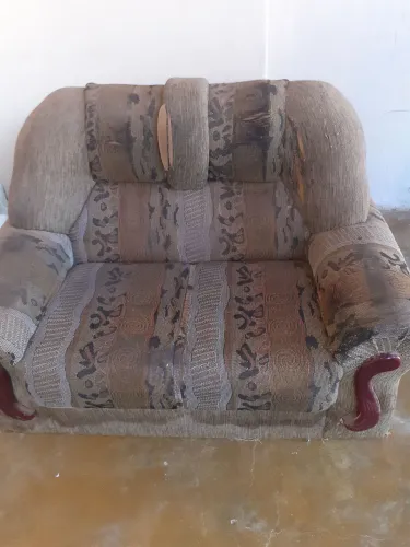 VENDE SE ESSE SOFÁ BARATO 20 REAIS PRA SAIR AGORA É SÓ BOTAR UMA CAPA NELE 